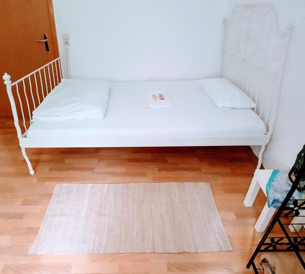Budget Rooms In Halle With Shared Bathroom, Free Wifi, Netflix & Ipad Exteriér fotografie