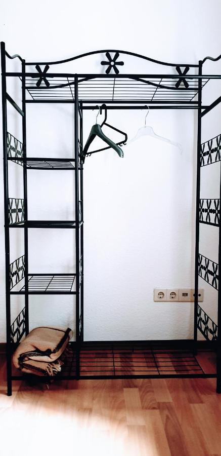 Budget Rooms In Halle With Shared Bathroom, Free Wifi, Netflix & Ipad Exteriér fotografie