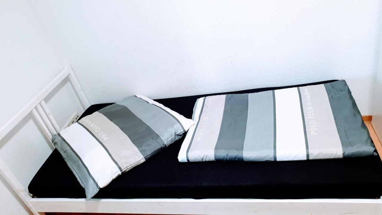 Budget Rooms In Halle With Shared Bathroom, Free Wifi, Netflix & Ipad Exteriér fotografie