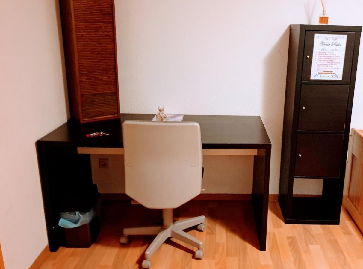 Budget Rooms In Halle With Shared Bathroom, Free Wifi, Netflix & Ipad Exteriér fotografie